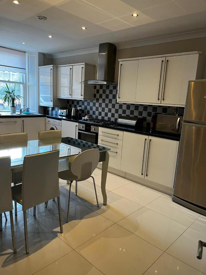 West End -Stunning, 2 Bedroom, Main Door Flat With Private Parking Glasgow Eksteriør bilde